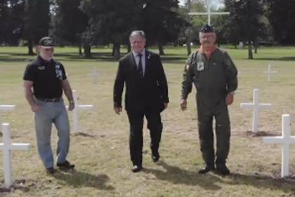 El capitán de fragata e infante de Marina Carlos Bianchi, el coronel Daniel Esteban y el brigadier Ernesto Rubén Ureta, excombatientes que aparecen en el video oficia