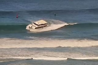 El impactante video del barco de pasajeros arrastrado por una ola gigante en Hawái