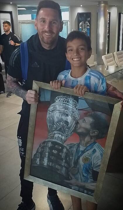 El capitán de la Selección de la argentina se quedó con el cuadro que pintó Juani