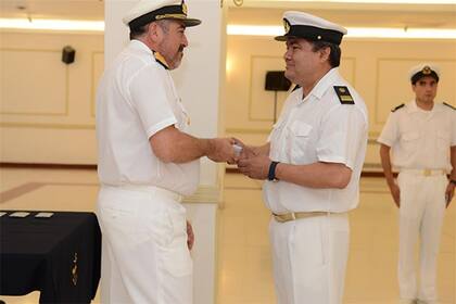 El capitán de navío Carlos Guido Pérez, retirado en 2017, al entregar insignias militares en el tercer piso del edificio Libertad, sede de la Armada