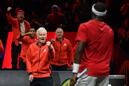 El capitán del equipo de Resto del mundo, John McEnroe, festeja junto a Frances Tiafoe, el estadounidense que derrotó a Tsitsipas