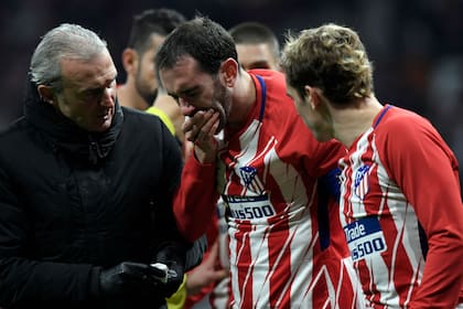 El capitán Diego Godín sufrió un golpe por parte del arquero de Valencia y debió abandonar la cancha