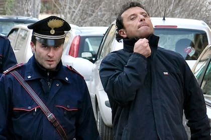 Una vez en tierra firme, el capitán Francesco Schettino fue detenido