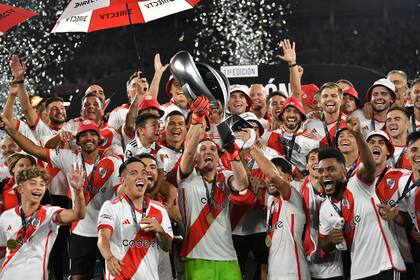 El capitán Franco Armani levanta la Supercopa Argentina en la ceremonia de premiación