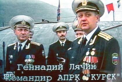 El capitán Gennady Petrovich Lyachin (der.) era el comandante del Kursk.