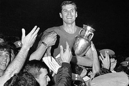 El capitán Giacinto Facchetti abraza la Europa en 1968: la Azurra cortaba 30 años de sequía