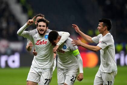 El capitán Giovanni Di Lorenzo celebra su gol, el segundo, en el 2-0 sobre Eintracht Frankfurt en la apertura de la serie de octavos de final de la Champions; Napoli gana y juega bien.