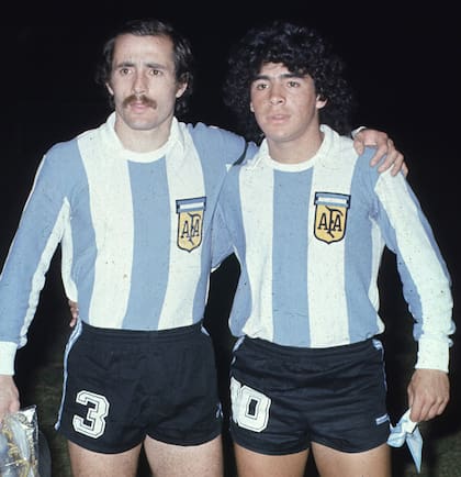 El capitán, Jorge Carrascosa, y un joven Diego, en 1977.