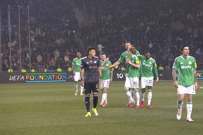El capitán Kieran Trippier (2) y el goleador Anthony Gordon discutieron al final del primer tiempo, cuando Newcastle... ganaba por 5-0 y el número 10 había marcado cuatro tantos