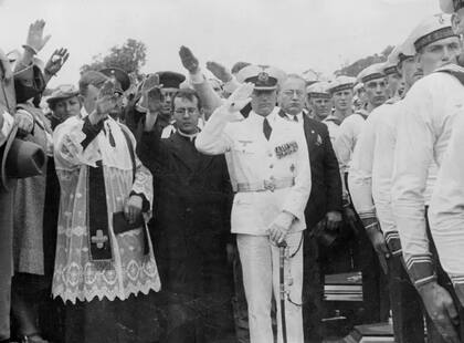 El capitán Langsdorff, quien no era un nazi convencido, buscó salvar a sus hombres y proteger los secretos de su barco. Foto: Getty Images