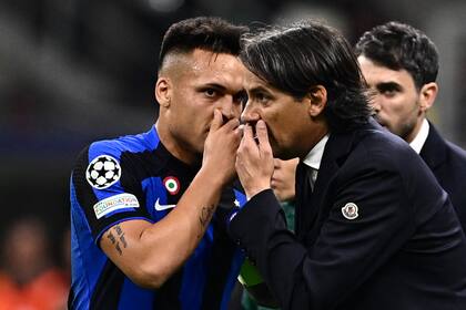 El capitán Lautaro le dice al técnico Simone Inzaghi que Mkhitaryan no puede seguir tras recibir un golpe