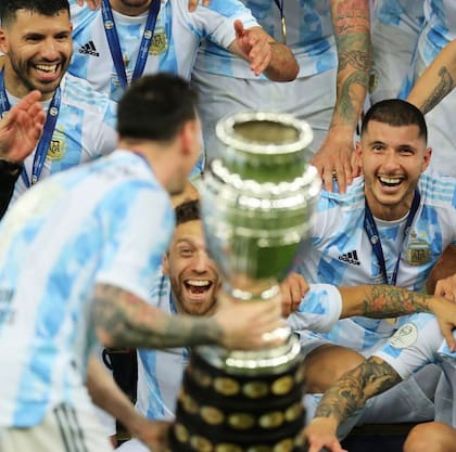 El capitán les ofrece la Copa América, en el Maracaná, y la cara de Guido Rodríguez lo dice todo