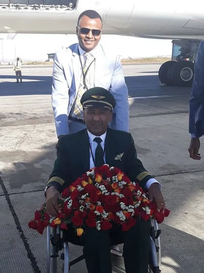El capitán Leul Abate es escoltado desde su avión en silla de ruedas cuando se retira de la aviación en 2019