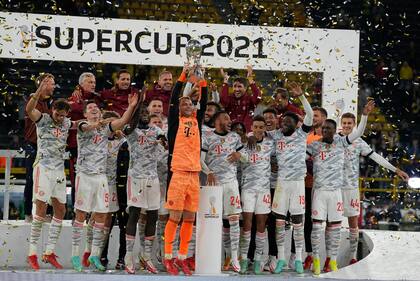 El capitán Manuel Neuer levanta la Supercopa Alemana durante los festejos de Bayern.