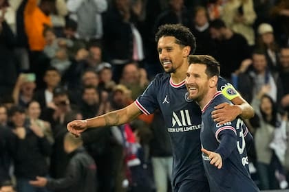 El capitán Marquinhos abraza a Messi, autor del golazo del 1-1 frente a Lens en el Parque de los Príncipes.