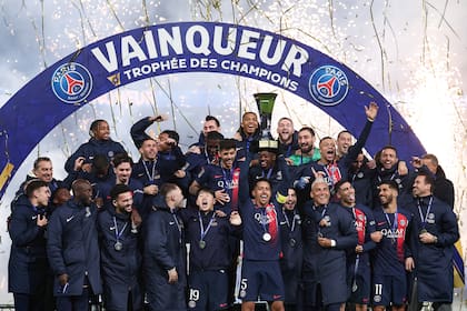 El capitán Marquinhos levanta el trofeo y desata el festejo de PSG, ganador de diez de las últimas once finales de la Supercopa de Francia.