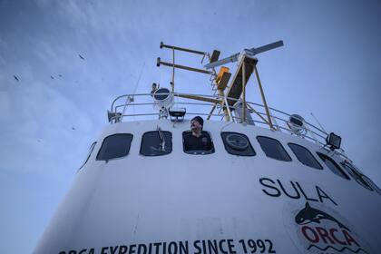 El capitán noruego Olav Magne busca orcas a bordo del barco Sula que navega a través de la región del fiordo de Reisafjorden, cerca de la ciudad noruega de Tromso en el Círculo polar ártico, el 13 de enero