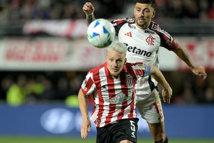 El capitán Santiago Ascacibar domina ante el uruguayo Giorgian de Arrascaeta; el Ruso falló su remate en la definición por penales, Estudiantes quedó eliminado, pero el público despidió con aplausos al equipo