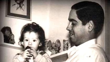 El capitán Viola y su hija María Cristina, de tres años, asesinados por el ERP en Tucumán el 1 de diciembre de 1974, durante la vigencia de un gobierno constitucional