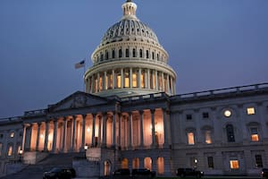 El Capitolio al anochecer mientras demócratas y republicanos en el Congreso intercambiaban acusaciones después de negarse a ceder en su disputa presupuestaria (AP Foto/J. Scott Applewhite)
