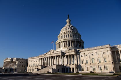El Capitolio de Estados Unidos se ve en Washington, DC, el 7 de enero de 2020, un día después de que los partidarios del presidente saliente Donald Trump irrumpieran a la fuerza en el edificio