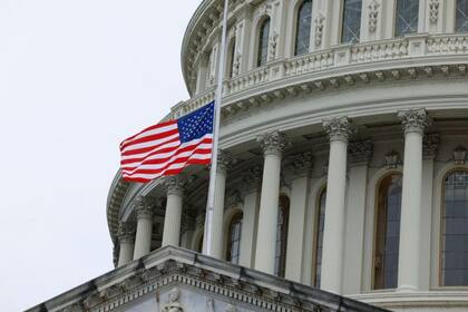 El Capitolio puso su bandera a media asta en honor a la senadora Feinstein.