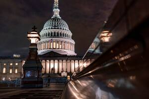 El Capitolio visto la noche del martes del 26 de septiembre de 2023, en Washington (AP Foto/J. Scott Applewhite)