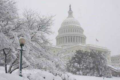 El Capitolio en Washington DC cubierto de nieve el 6 de febrero de 2010