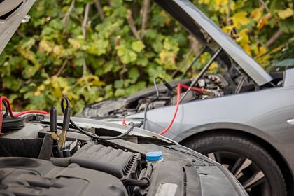 El capó del auto donante debe colocarse cerca del auto que no cuenta con batería