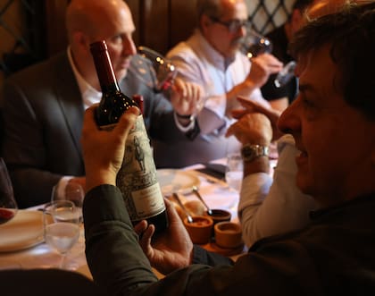 El carácter de Rosaura no se limita al terroir. Proviene de un material vegetal exclusivo desarrollado por la bodega hace más de cuatro décadas: la selección masal Escorihuela, también conocida como el Malbec de peciolo colorado.