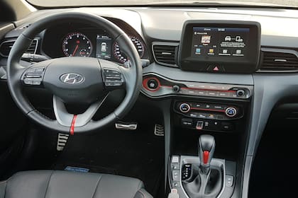 El carácter sport del Veloster se refleja en un interior con volante multifunción de cuero, pedalera de aluminio y butacas deportivas