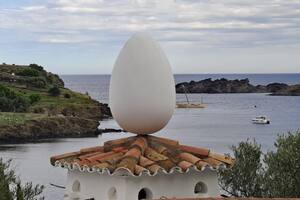 El característico huevo sobre el tejado en la casa museo de Dalí en Cadaqués