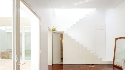 El característico parquet de caldén, original del PH, se acondicionó y amplió con piso recuperado de otra unidad demolida. Escalera de
chapa doblada (estudio MichatekSkarstad).