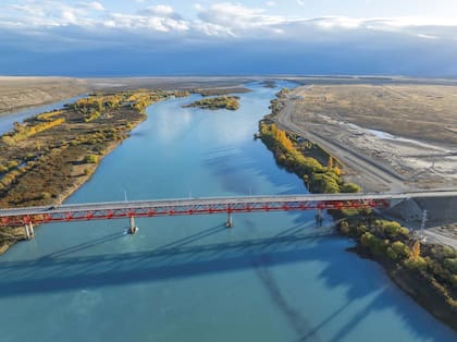 El característico puente colorado sobre el río Santa Cruz en la localidad de Cmte Luis Piedrabuena