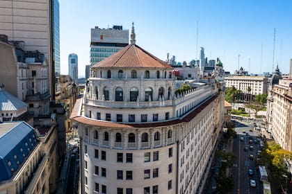 El característico terreno en esquina del ex Banco de Boston.