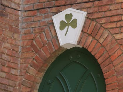 El característico trébol irlandés en los edificios de la colectividad.