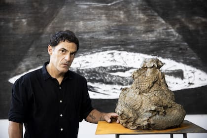 El carbón, el grafito, las rocas... constantes en la obra de Matías Duville, que ahora desplegará en Venecia