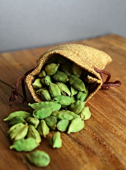 El cardamomo es uno de los ingredientes básicos del curry indio