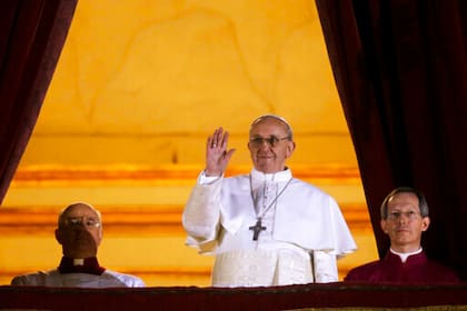 El cardenal argentino Jorge Bergoglio, que eligió el nombre de papa Francisco, saluda a la multitud desde el balcón central de la basílica de San Pedro tras ser elegido (AP Foto/Gregorio Borgia, file)