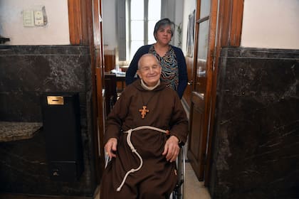 El Cardenal Dri en 2023, saliendo del confesionario donde, con 96 años, continuaba ateniendo mañana y tarde