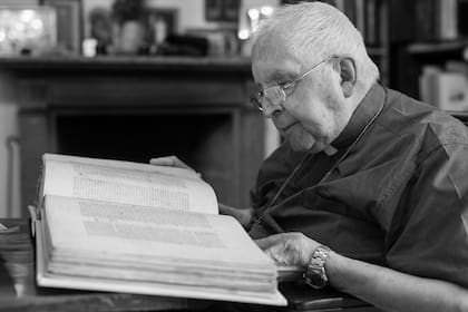 El cardenal, estudiando el Códex B