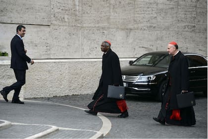 El cardenal ghanés Peter Turkson arriba junto al cardenal italiano Angelo Comastri a un reunión previa al cónclave de 2013