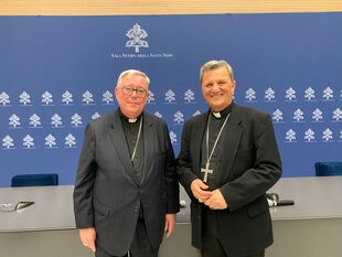 El cardenal Jean Claude Hollerich y cardenal Mario Grech