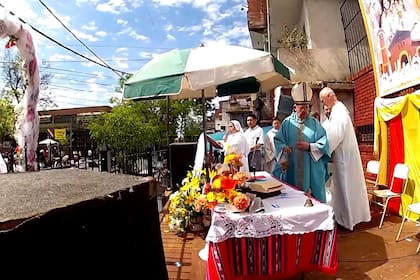 El cardenal Jorge Bergoglio, hoy papa Francisco, oficiaba misa en barrios pobres del sur de la ciudad