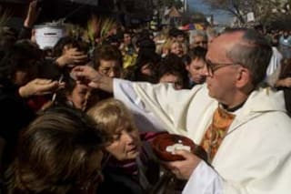La comunión en la boca, o los ritmos desconcertantes de la Iglesia