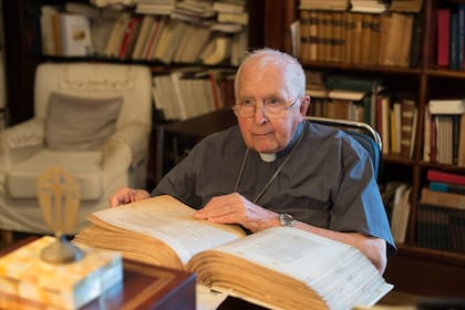 El cardenal Jorge Mejía solía estudiar y escribir en un silencio monástico