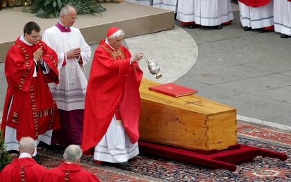 El cardenal Joseph Ratzinger junto al féretro de Juan Pablo II, durante la ceremonia solemne en San Pedro