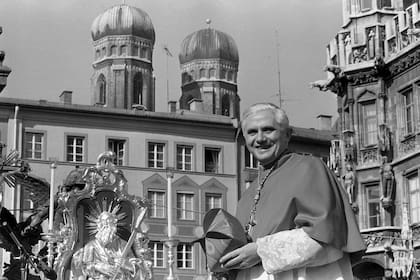 El cardenal Joseph Ratzinger se despide de los creyentes bávaros, con las torres de la catedral de Múnich al fondo, el 28 de febrero de 1982, antes de partir para encabezar la Congregación para la Doctrina de la Fe en el Vaticano tras ser nominado por Juan Pablo II.