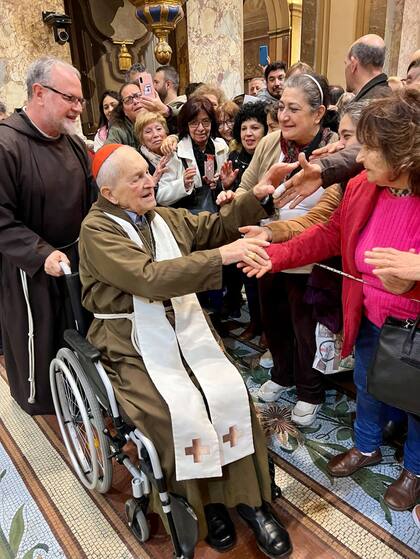 El Cardenal Luis Dri recibió los ornamentos cardenalicios en la Catedral de Buenos Aires en octubre de 2023