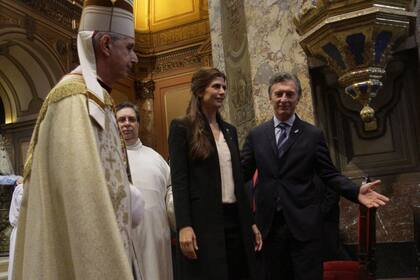 El cardenal Mario Aurelio Poli, junto al presidenta de la Nación Mauricio Macri y la primera dama Juliana Awada